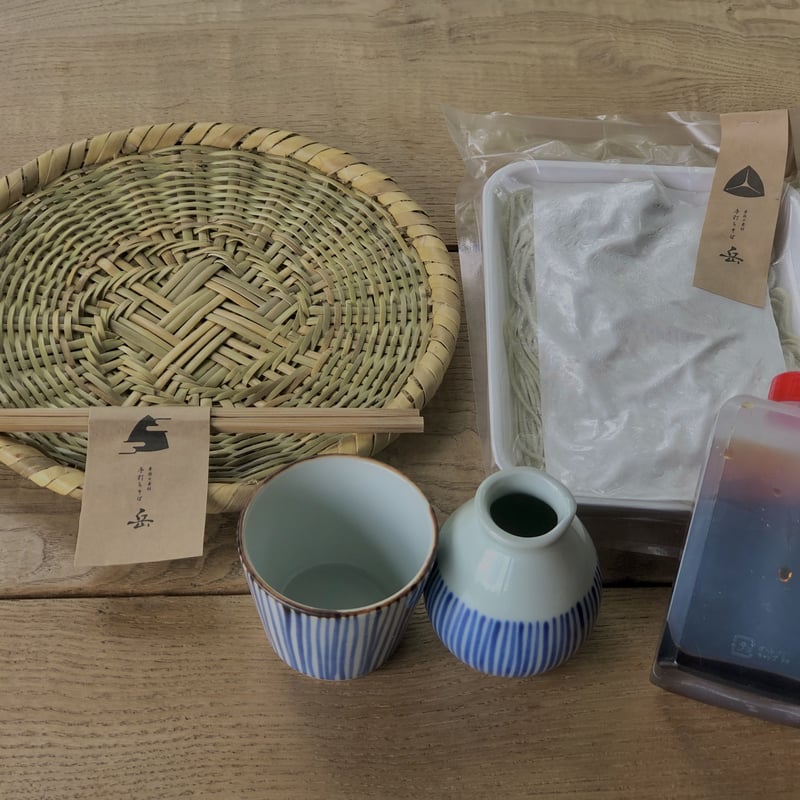 特別な日のギフト】 手打ち生そば2人前＋自家製竹細工そばざる＋有田焼