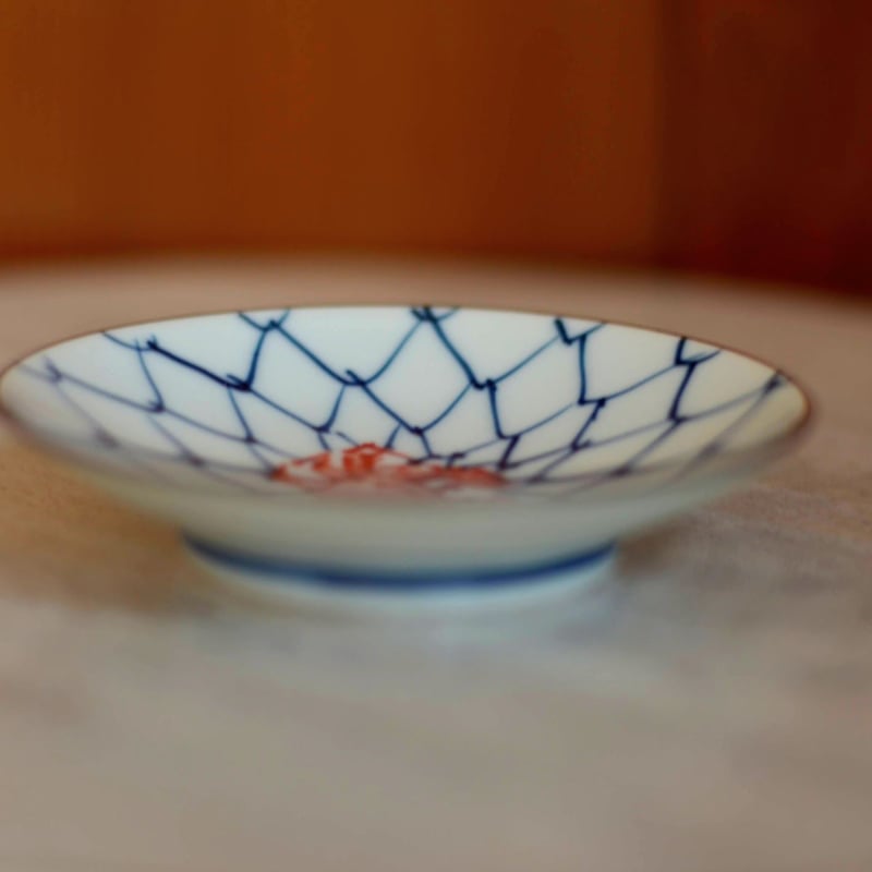 青い網目模様の陶器皿