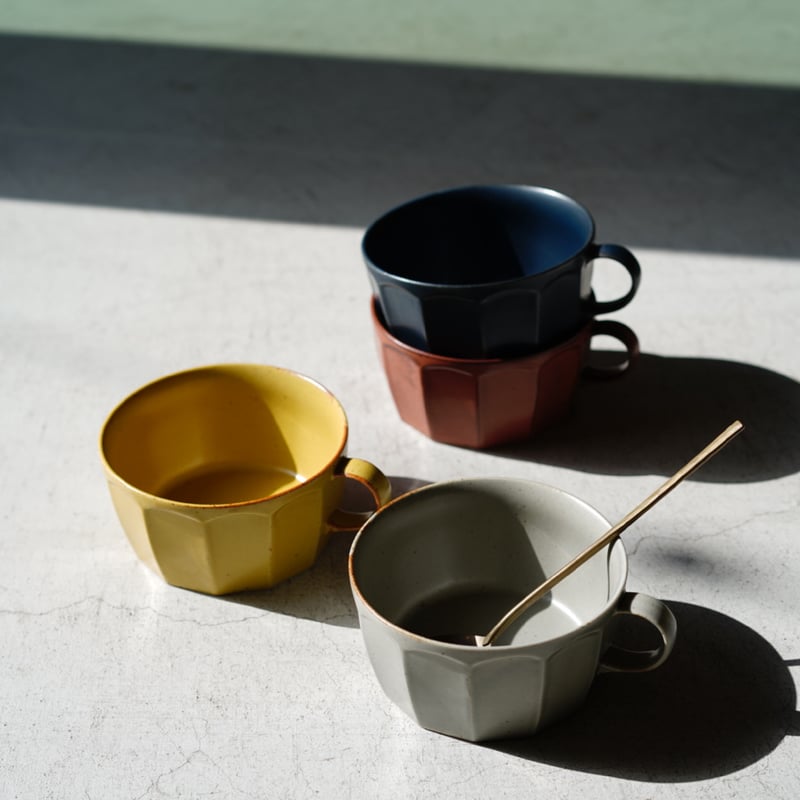 スープ シンプルで洗練されたカフェ空間を演出。