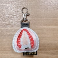 シュールな刺繍ワッペンキーホルダー(F−96いちご大福)