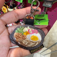 シュールな刺繍ワッペンキーホルダー(F−70鍋焼きうどん)