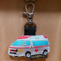 シュールな刺繍ワッペンキーホルダー(V-028救急車)