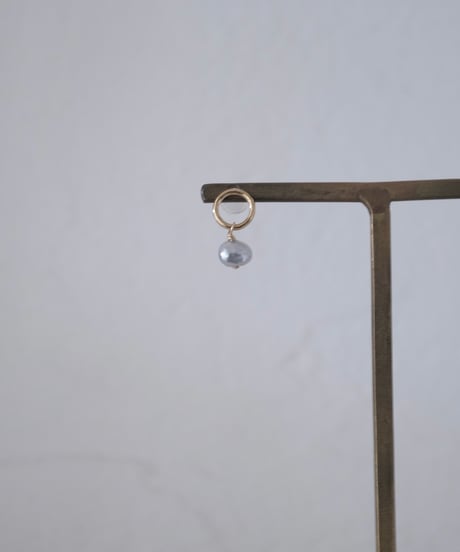 Akoya dew circle stud pierce