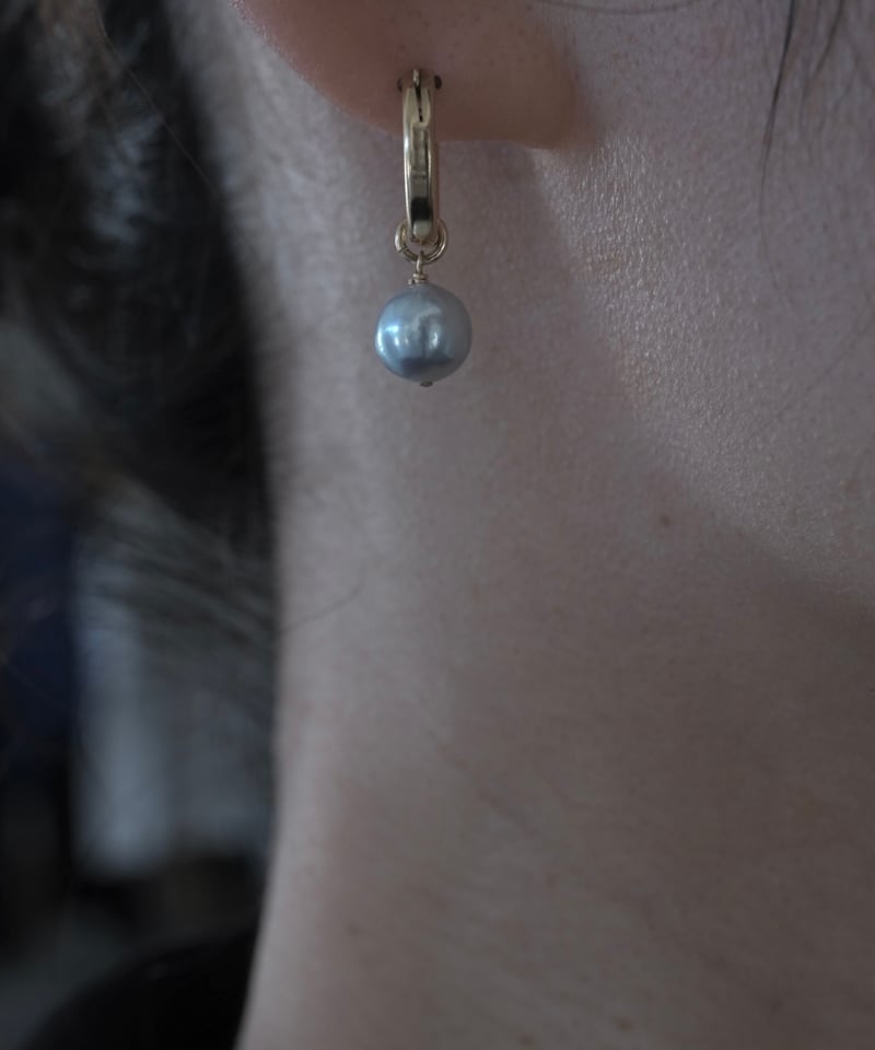 テリ最強　真多麻クラス　無調色akoyaグレー 7.5-8mm プラチナピアス Akoya gray crossing pierce | AURA
