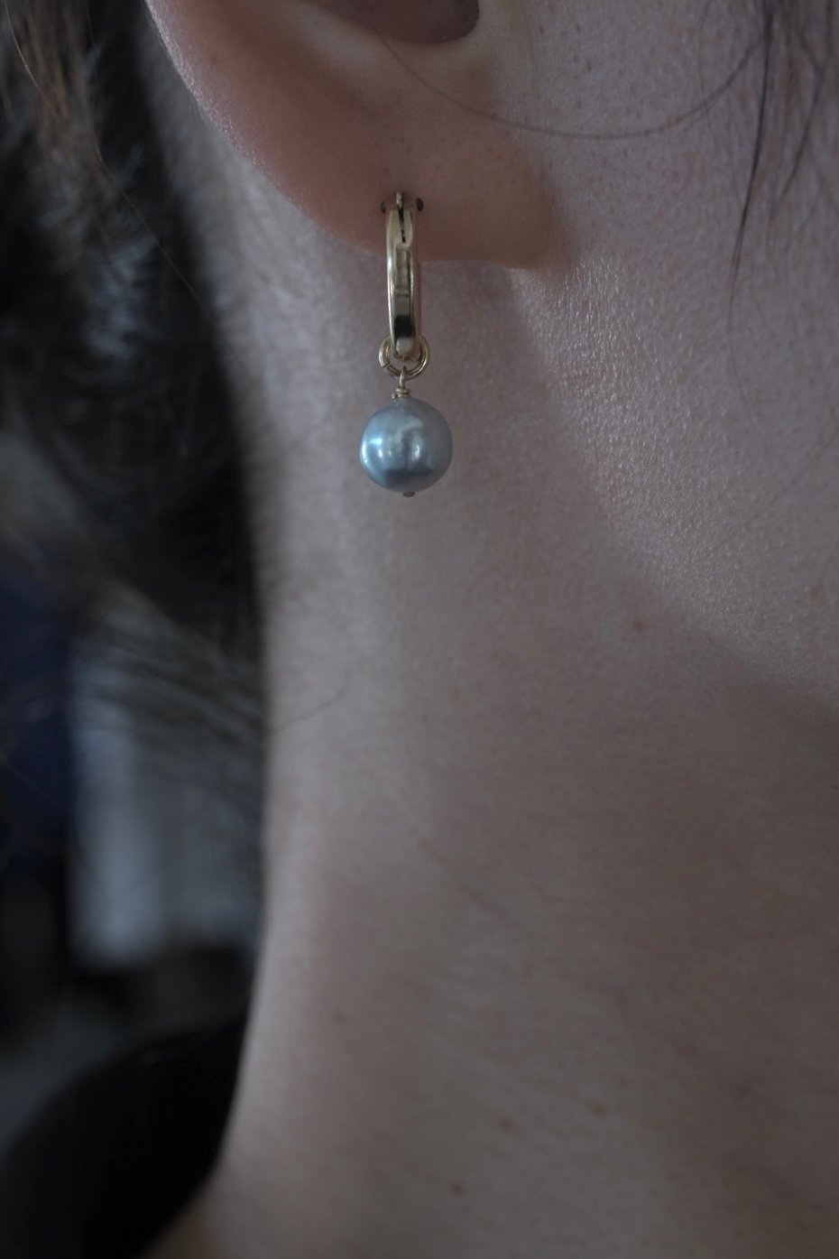 テリ最強　真多麻クラス　無調色akoyaグレー 7.5-8mm プラチナピアス Akoya gray crossing pierce | AURA
