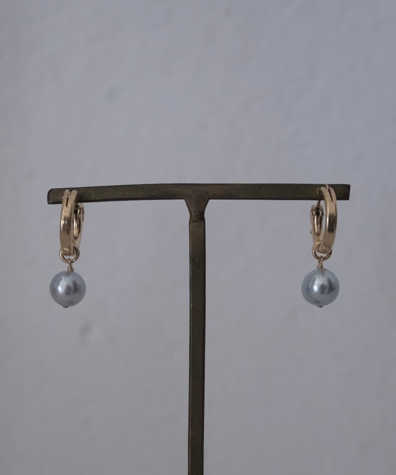 Akoya gray crossing pierce | AURA