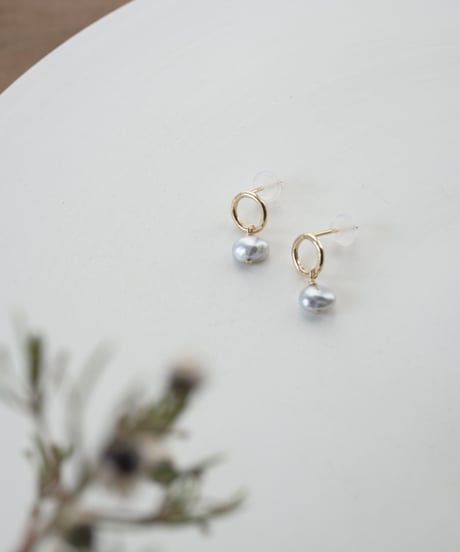 Akoya dew circle stud pierce