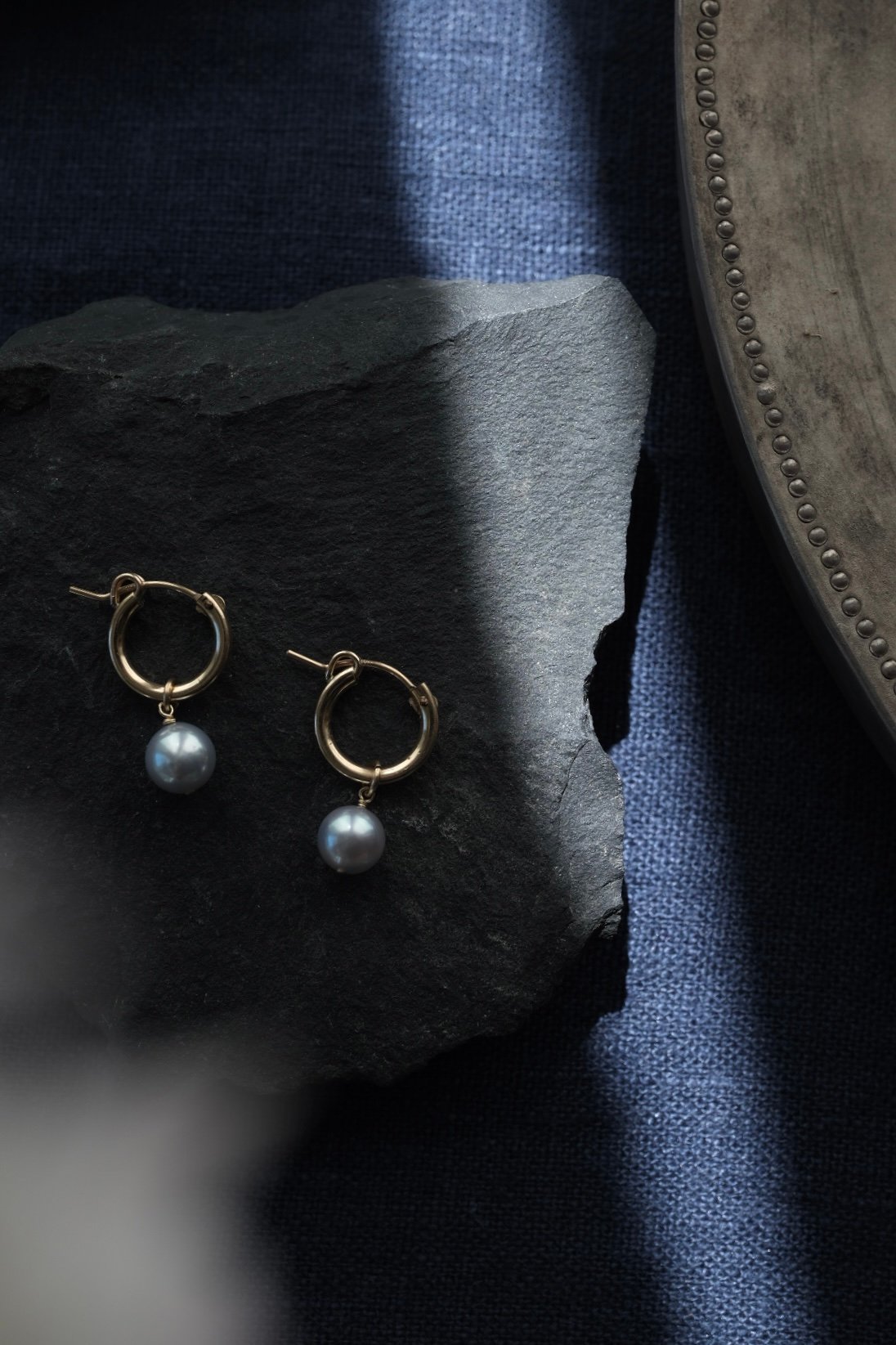 Akoya gray crossing pierce | AURA