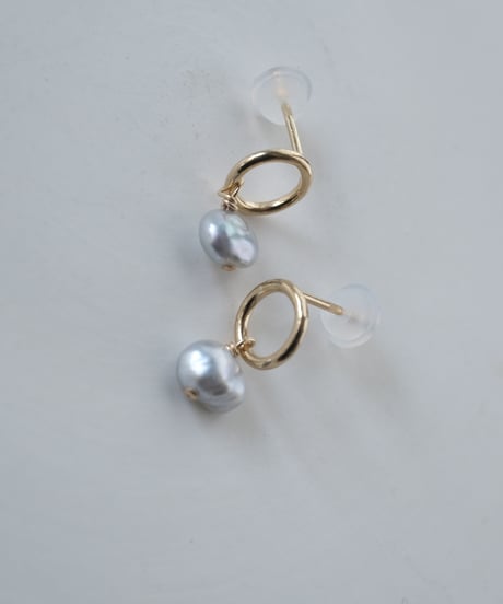 Akoya dew circle stud pierce