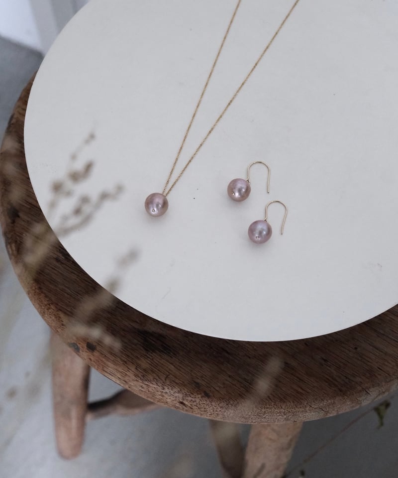 ピンク淡水エジソンパール ジャーマンフックピアス 18k mane hook pierce # pink | AURA