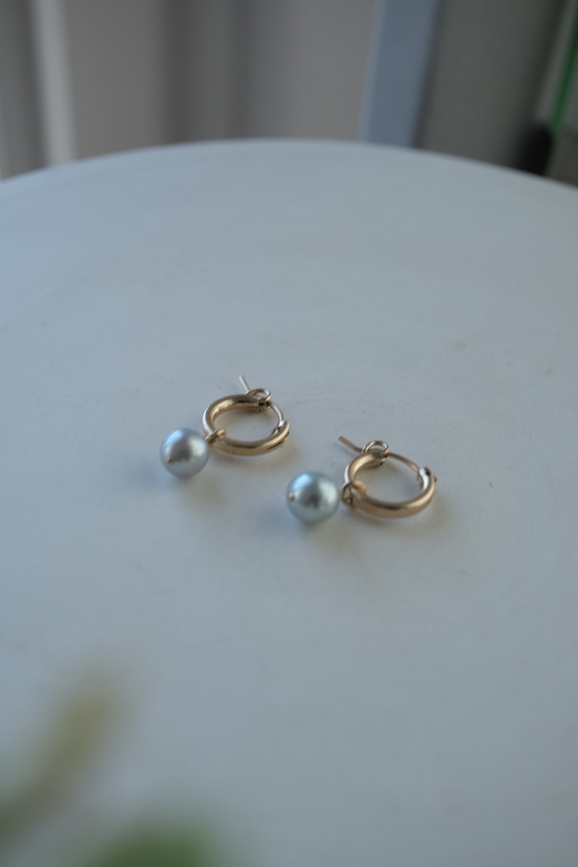 テリ最強　真多麻クラス　無調色akoyaグレー 7.5-8mm プラチナピアス Akoya gray crossing pierce | AURA