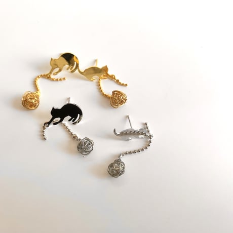 earrings｜playing cats［ gold ］