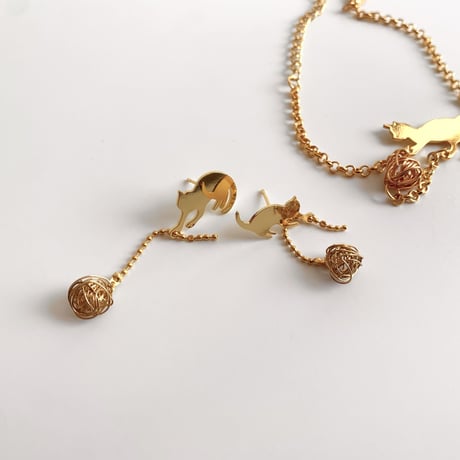 earrings｜playing cats［ gold ］
