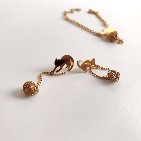 earrings｜playing cats［ gold ］