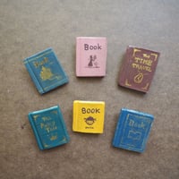 陶土 bookブローチ
