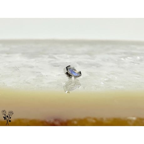 Marquise V Prong and Granduating Bead-14K(WG)/Rainbow moonstone