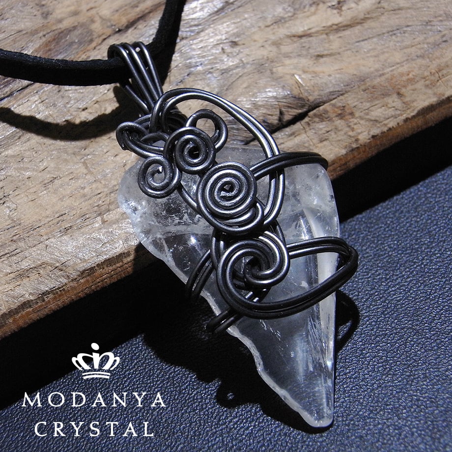 大粒水晶入り革ひもネックレス　ダイヤモンド 大粒水晶入り革ひもネックレスダイヤモンド