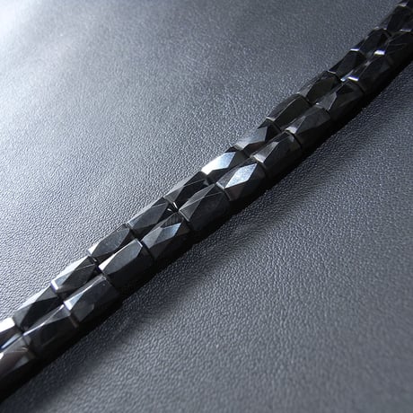 ヘマタイト円柱12面カット8mm（磁石）一連約38cm
