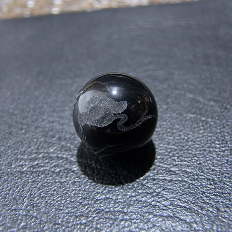 [beads199] 手彫りビーズ・オニキス（鳳凰）12mm 1個