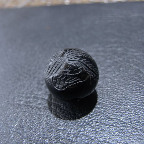 [beads199] 手彫りビーズ・オニキス（鳳凰）12mm 1個