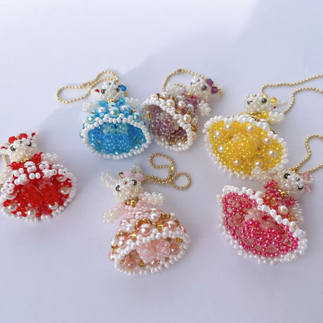 《handmade》うさぎのビーズドール（ドレス）キーホルダー