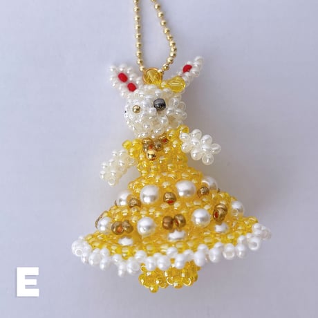 《handmade》うさぎのビーズドール（ドレス）キーホルダー