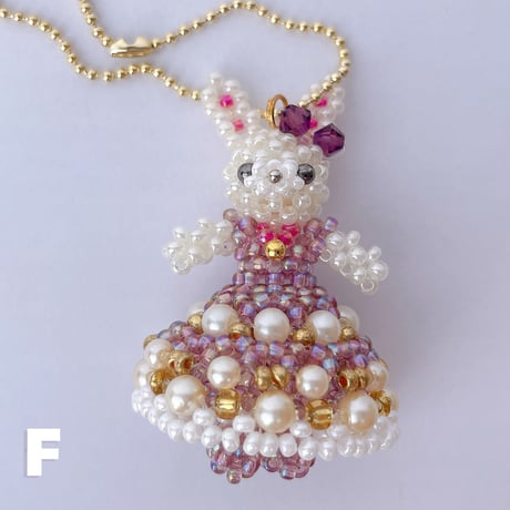《handmade》うさぎのビーズドール（ドレス）キーホルダー