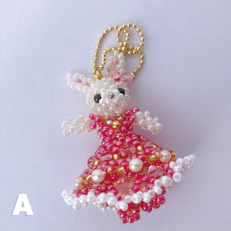 《handmade》うさぎのビーズドール（ドレス）キーホルダー