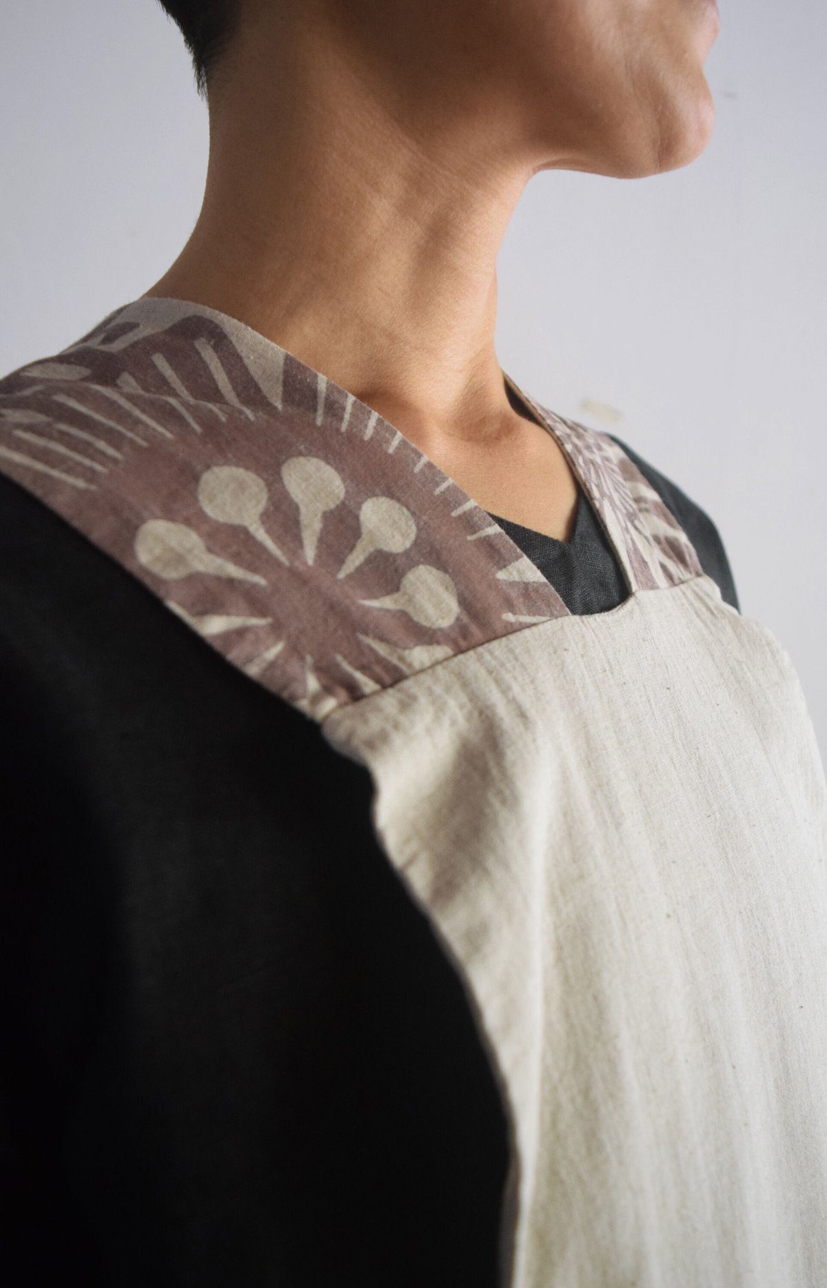 エプロン　風呂敷　三角巾セット　ベンガラ　リネン　型絵染エプロン　イロハナ エプロン 風呂敷 三角巾セット ベンガラ リネン 型絵染エプロン