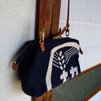 藍染前掛け【農協】を使ったワイヤー口金入りポシェットです　裏地は鳥獣戯画
