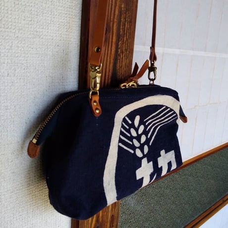 藍染前掛け【農協】を使ったワイヤー口金入りポシェットです　裏地は鳥獣戯画