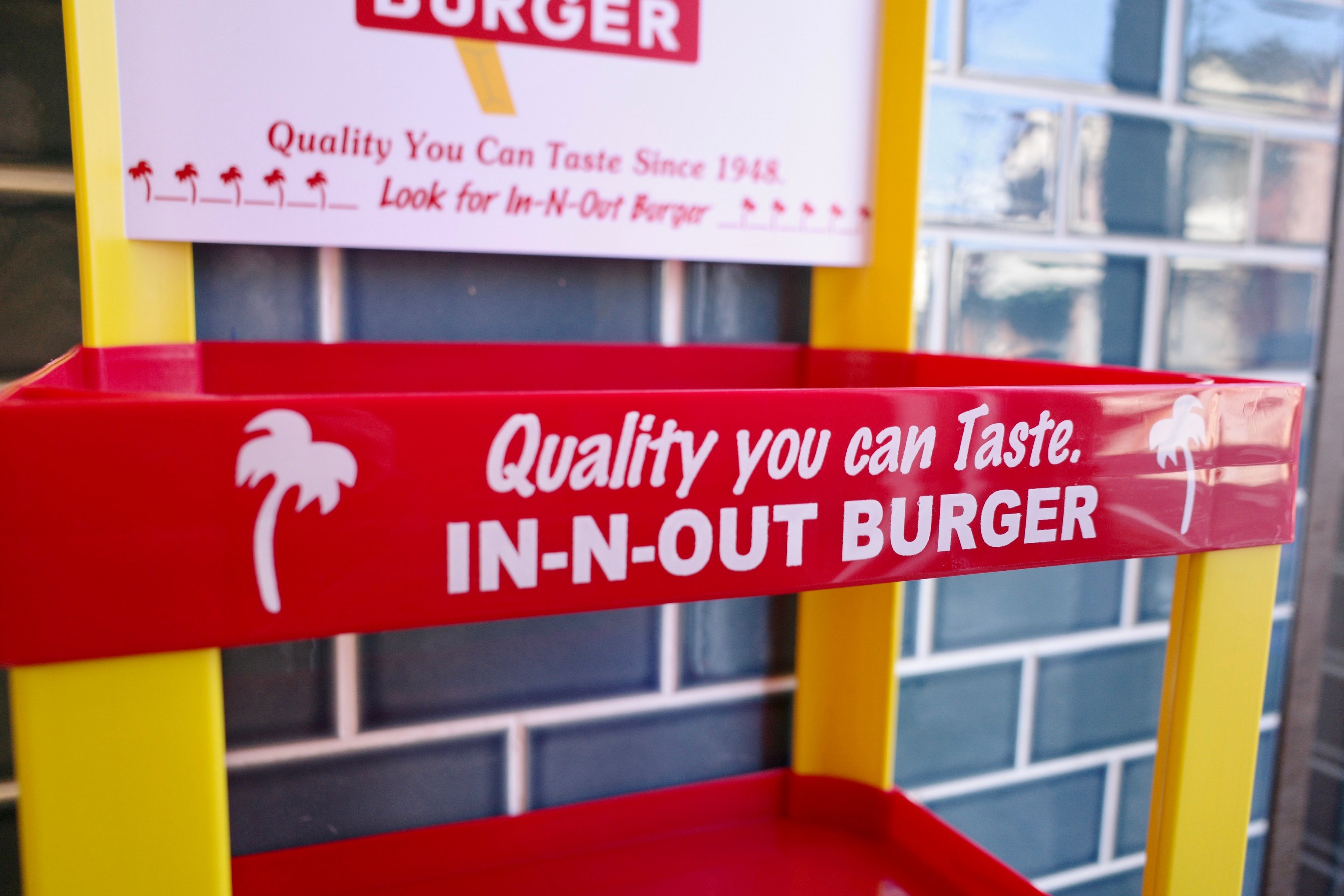 IN-N-OUT BURGER ストアディスプレイ ラック 4段 アメリカ USA 企業 |