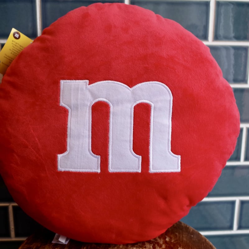 アメリカ　ラッキーチャーム・ハーシーズ・M&M's チョコレート　クッション fit=scale-down,w=1200
