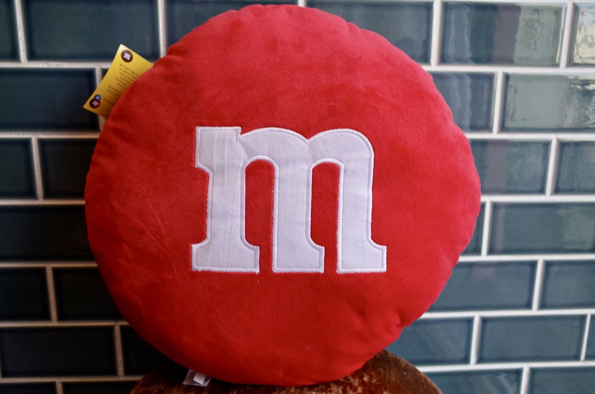 アメリカ　ラッキーチャーム・ハーシーズ・M&M's チョコレート　クッション M＆M'S エムアンドエム チョコレート クッション YE アメリカ