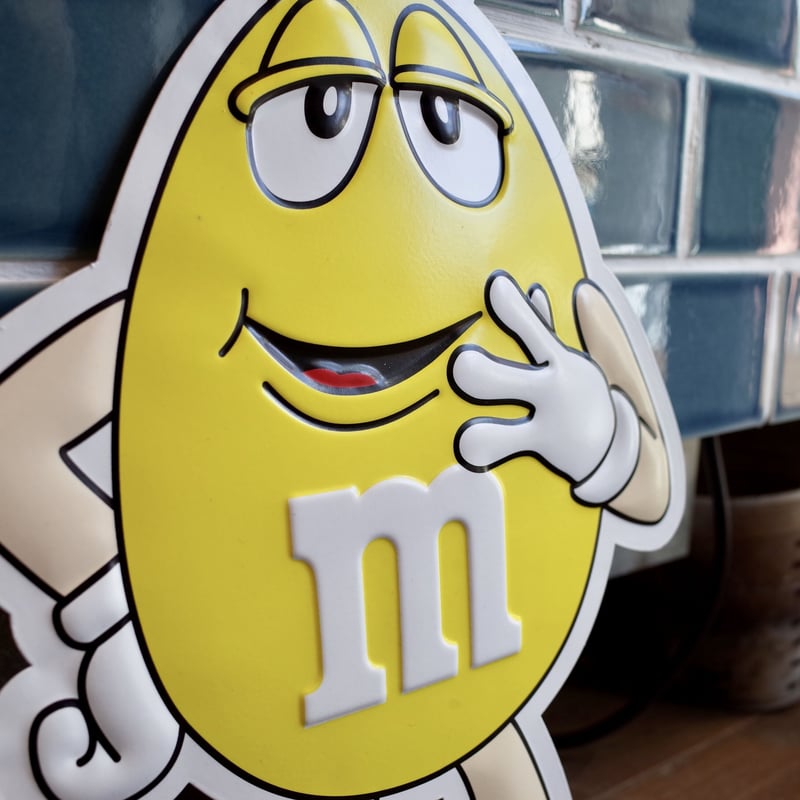 M&M's エムアンドエムズ メタルサイン エンボス 看板 YELLOW | Collect