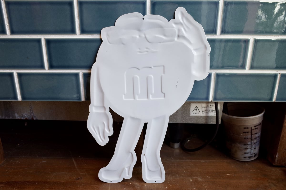 M&M's エムアンドエムズ メタルサイン エンボス 看板 BROWN | Collecti