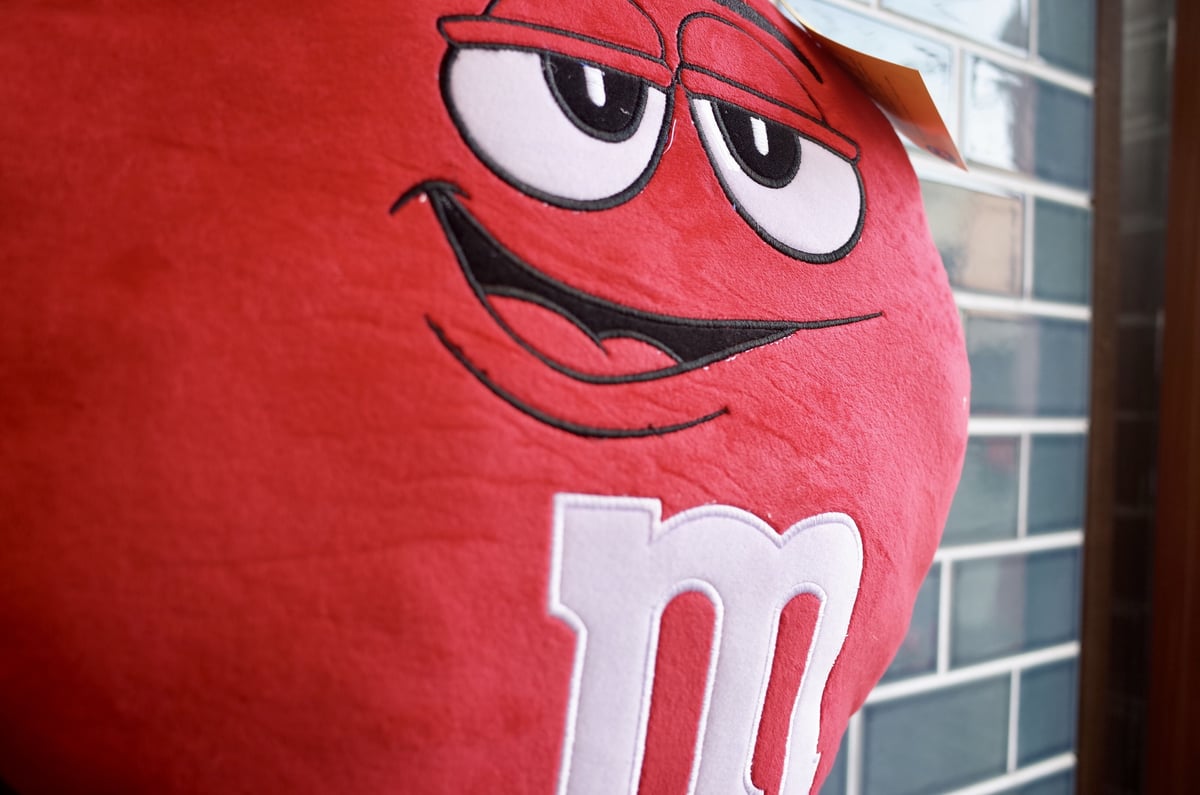 アメリカ　ラッキーチャーム・ハーシーズ・M&M's チョコレート　クッション M＆M'S エムアンドエム チョコレート クッション YE アメリカ
