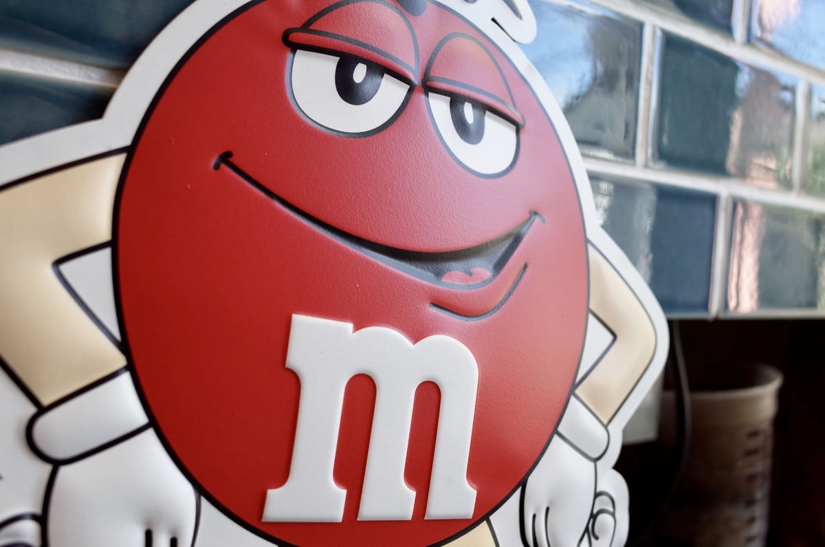 M&M's エムアンドエムズ メタルサイン エンボス 看板 RED M&M's エムアンドエムズ メタルサイン エンボス 看板 RED