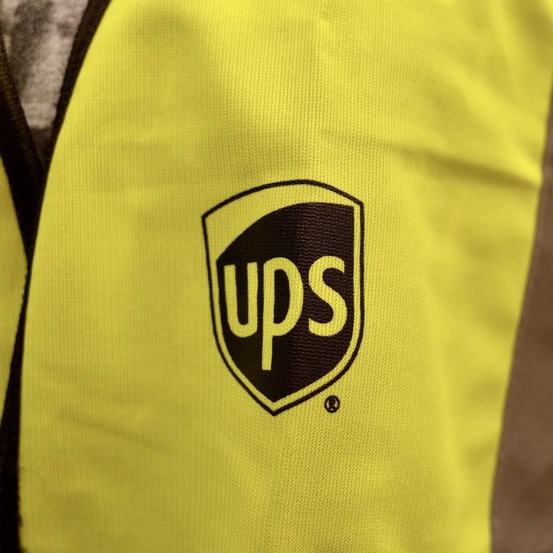 US古着 UPS リフレクター 中綿キルティング ワークベスト US古着 UPS リフレクター 中綿キルティング ワークベスト - メルカリ