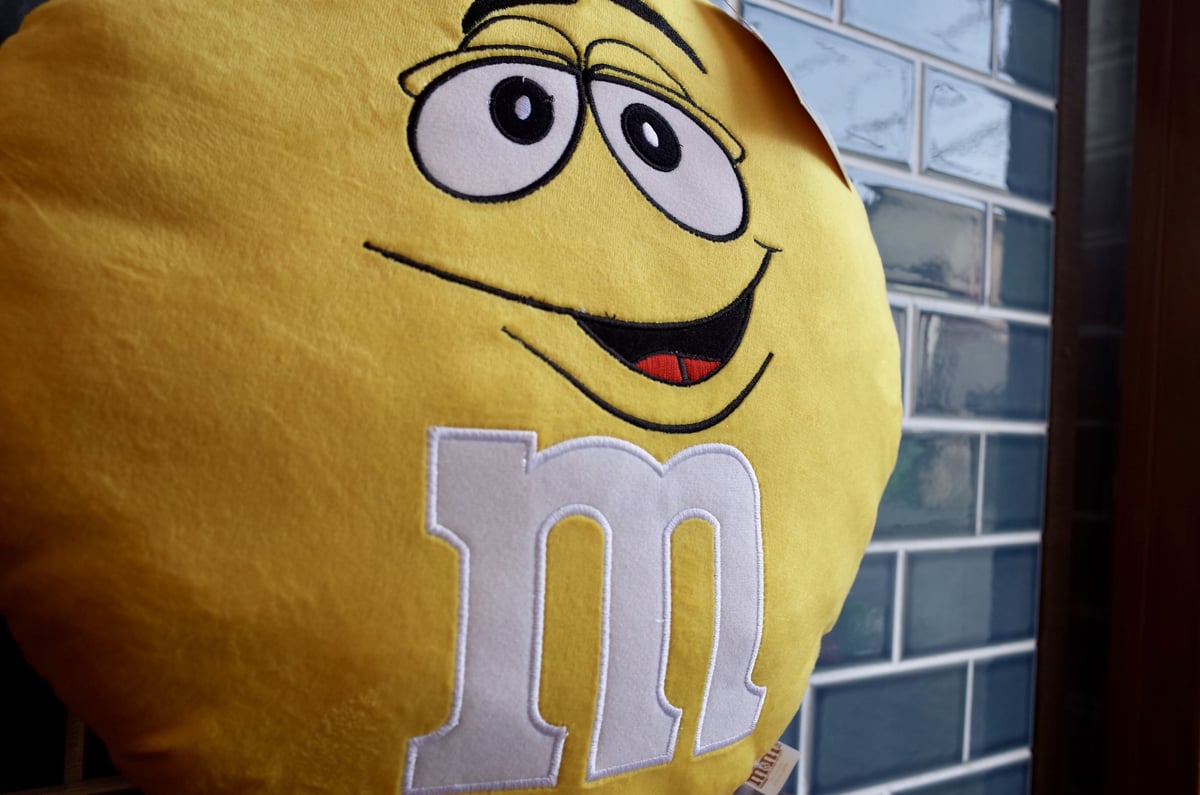 アメリカ　ラッキーチャーム・ハーシーズ・M&M's チョコレート　クッション m&m&m's クッション m&m's グッズ おしゃれ ふかふか インテリア