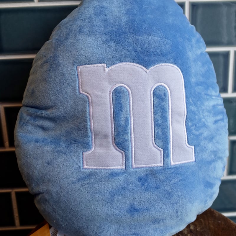 アメリカ　ラッキーチャーム・ハーシーズ・M&M's チョコレート　クッション fit=scale-down,w=1200