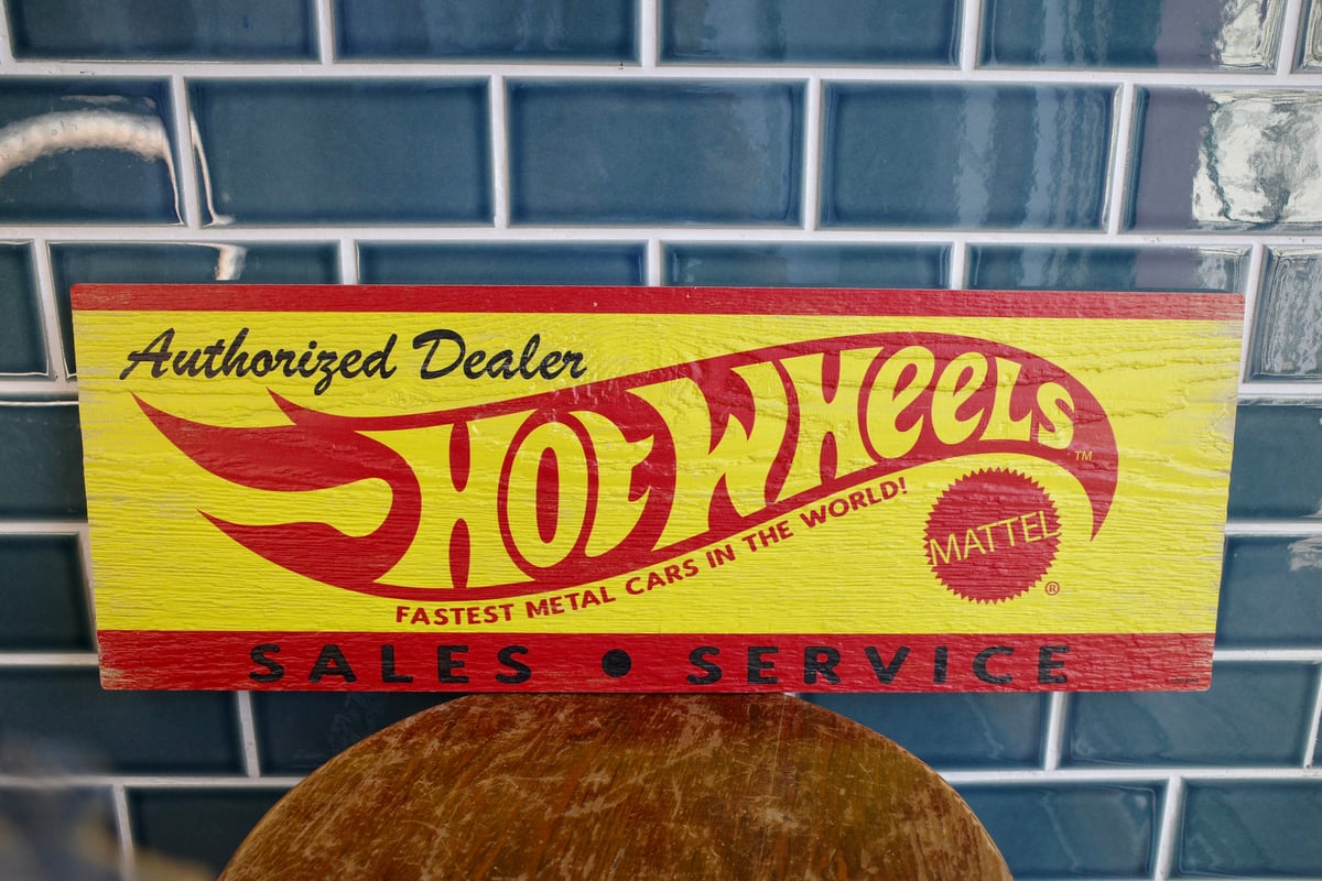 ホットウィール 木製看板 新品 USA製 Hot Wheels ホットウィール ウッドサイン 木目調