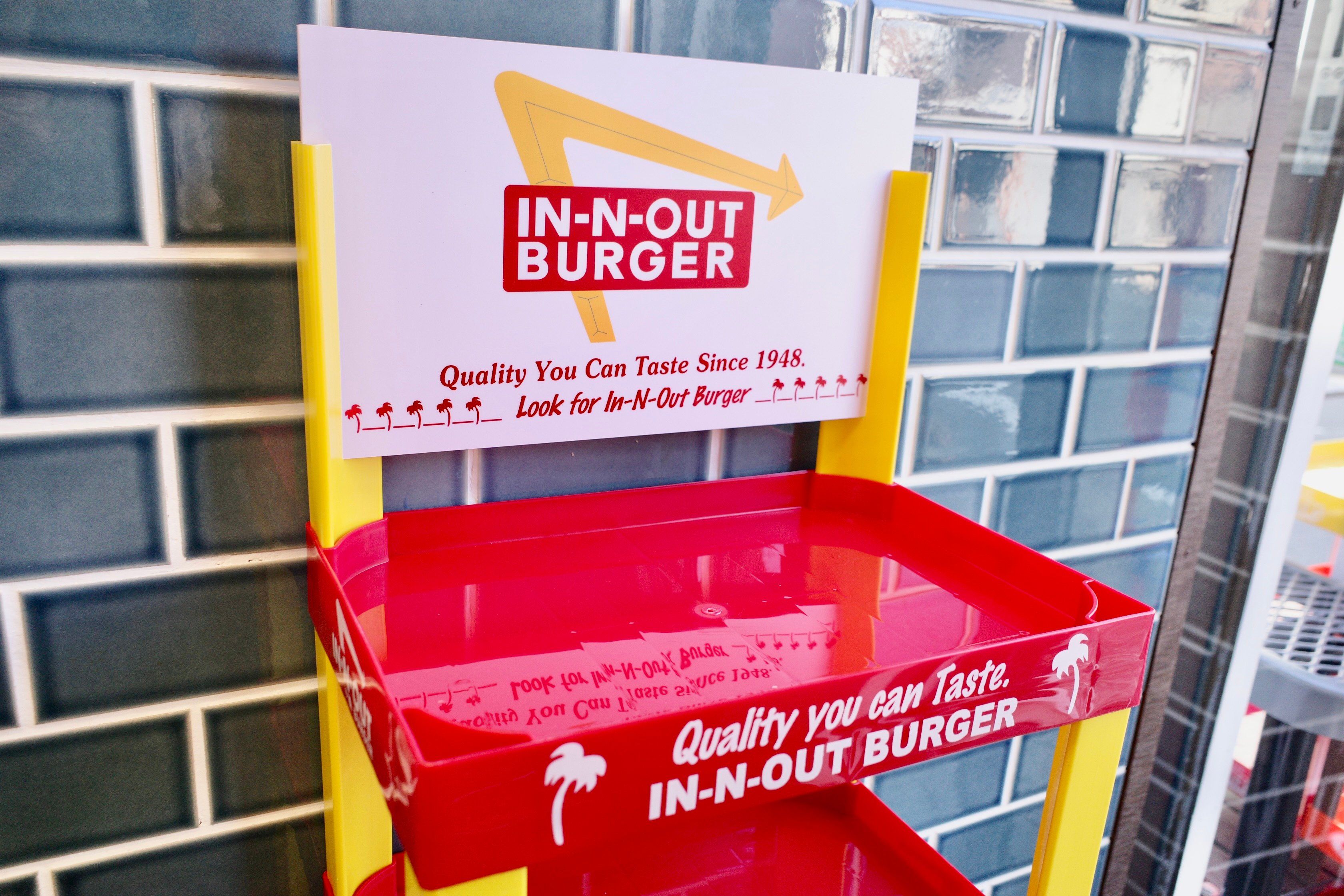 IN-N-OUT BURGER ストアディスプレイ ラック 4段 アメリカ USA 企業 |