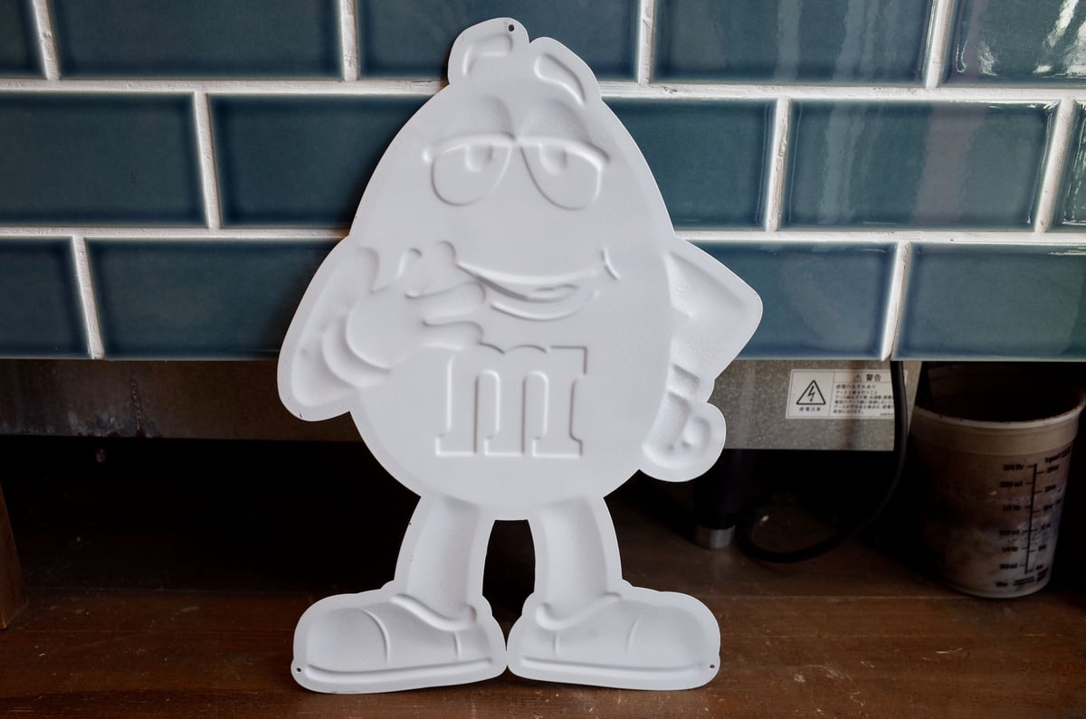 m&m's メタルサイン　新品未使用　4枚 M&M's エムアンドエムズ メタルサイン エンボス 看板 RED