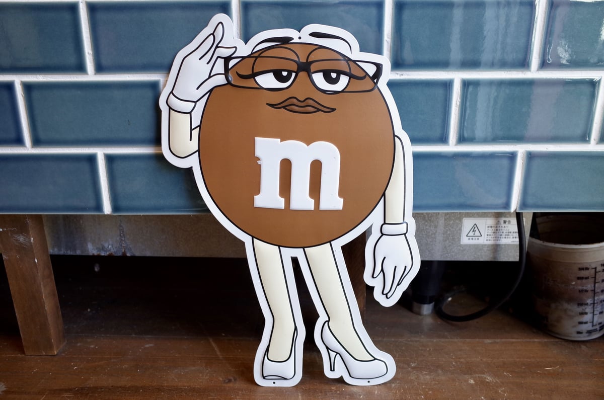 M&M's エムアンドエムズ メタルサイン エンボス 看板 BROWN | Collecti