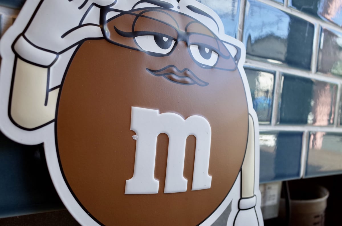 M&M's エムアンドエムズ メタルサイン エンボス 看板 BROWN | Collecti