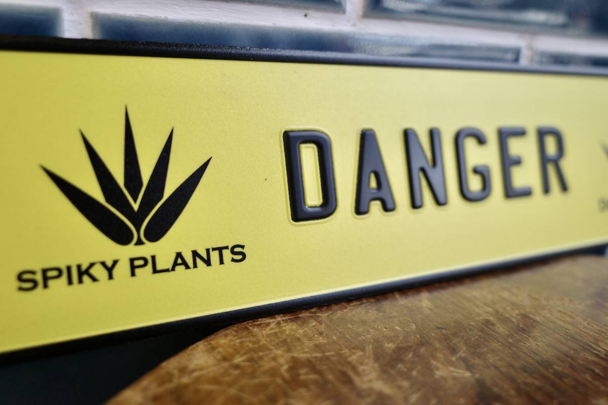 新品 DANGER PLANTS ミニプレート ユッカ サボテン メタルサイン 新品 DANGER PLANTS ミニプレート ユッカ サボテン メタルサイン