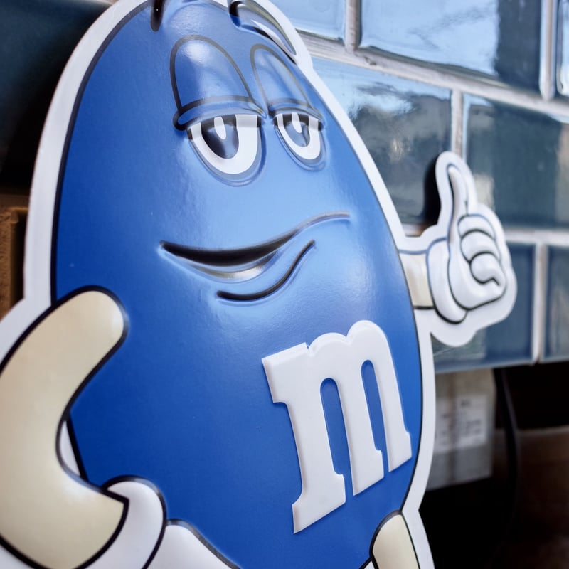 M&M's エムアンドエムズ メタルサイン エンボス 看板 BLUE | Collectio