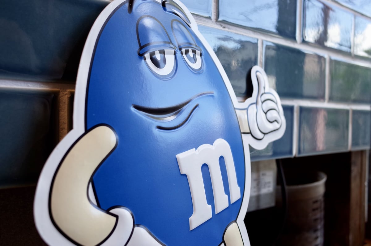 m&m's メタルサイン　新品未使用　4枚 M&M's エムアンドエムズ メタルサイン エンボス 看板 RED