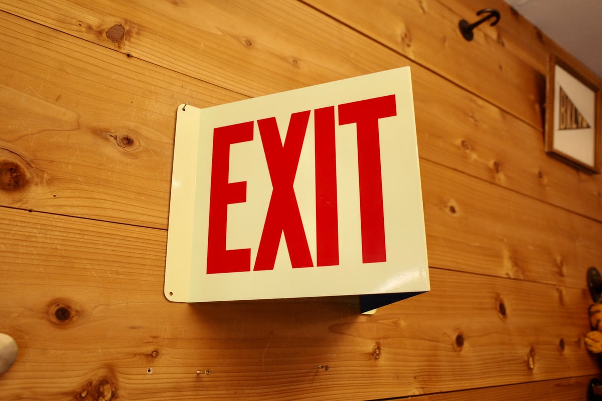 [Made in USA] EXIT サイン 看板 アメリカ 米軍放出品 米軍放出 EXIT LEDサインプレート 非常口 看板 - メルカリ
